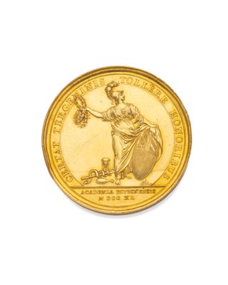 gros plan d'une pièce d'or sur fond blanc