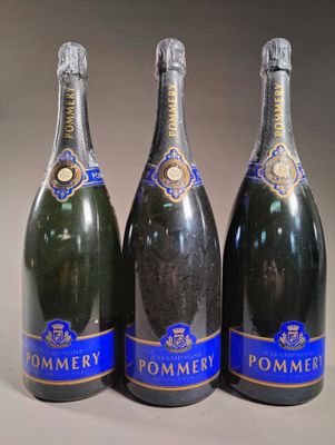 trois bouteilles de champagne posées sur une table l'une à côté de l'autre