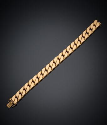 un bracelet en or sur fond noir