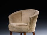 une chaise rembourrée à pieds en bois et une chaise rembourrée beige à pieds en bois