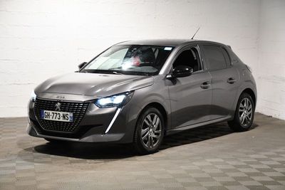 la voiture grise est garée dans le garage sur le sol en damier