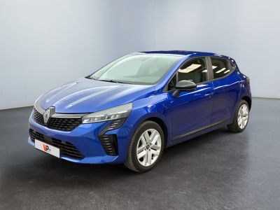 Une voiture bleue est garée dans une pièce au sol noir.