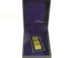 une boîte violette contenant un téléphone portable jaune