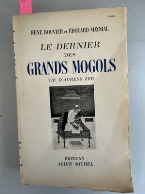 un vieux livre sur lequel figure l'image d'un homme assis au piano