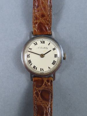 gros plan d'une montre-bracelet avec des chiffres romains