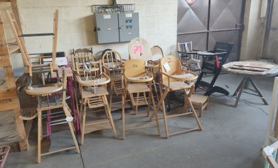 de nombreuses chaises et échelles en bois dans une pièce