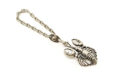 un gros plan d'un collier en argent orné d'un homard