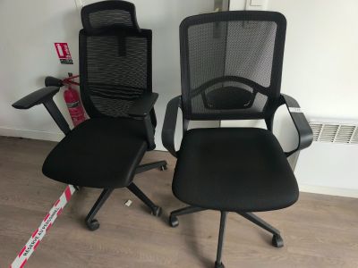 deux chaises de bureau noires posées l'une à côté de l'autre sur le sol