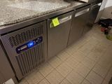 une photo d'une cuisine équipée d'appareils électroménagers en inox et de plans de travail en granit