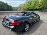 l'arrière d'une Mercedes Classe S décapotable noire garée sur un parking