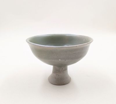 CHINE Petite bouteille en grès porcelaineux céladon à bord é…