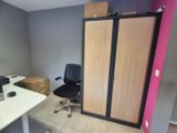 un bureau avec une chaise et un ordinateur dans une pièce