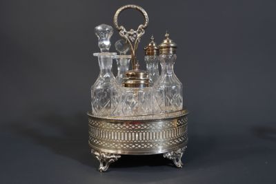une image représentant un service de table en argent et en cristal posé sur un socle
