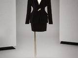 une image d'une robe noire sur un mannequin