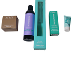 un flacon de lotion, un tube de lotion et une boîte de lotion posés sur une surface blanche