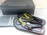 une paire de tongs posée sur une table à côté d'une boîte