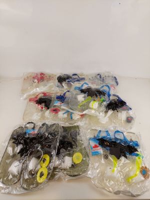 un tas de jouets en plastique de toutes sortes posé sur une table