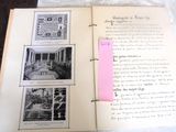 un livre ouvert, illustré, posé sur une table