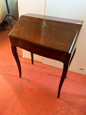 une petite table en bois sur laquelle est posée une lampe