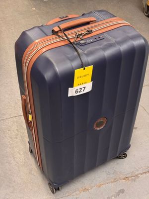 un bagage posé sur le sol
