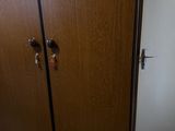 une armoire en bois avec deux portes sur le dessus