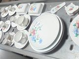de nombreuses assiettes et tasses sur l'étagère de la cuisine