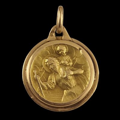 une image représentant une médaille d'or sur laquelle figure un saint