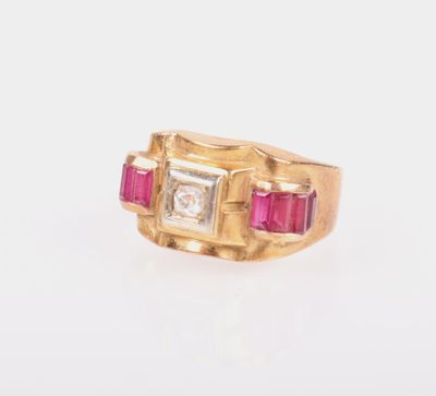 gros plan d'une bague en or avec des pierres roses et blanches