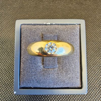 gros plan d'une bague dans une boîte sur une table