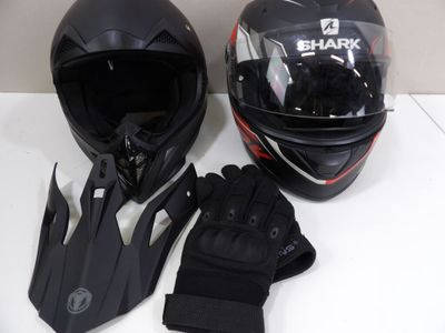 un casque, des gants et un gant posé sur une table