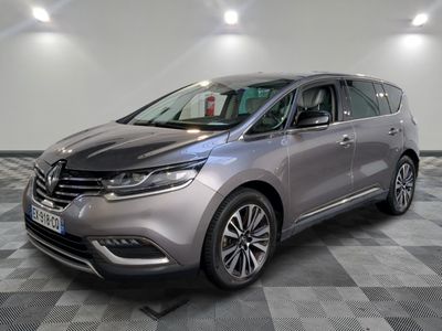 une voiture grise est garée dans une pièce au sol à carreaux
