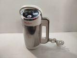 une cafetière posée sur une table