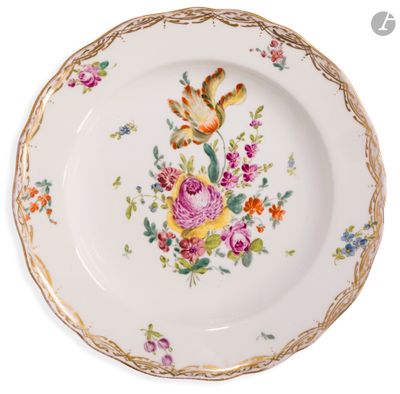 une assiette ornée d'un motif floral sur fond blanc