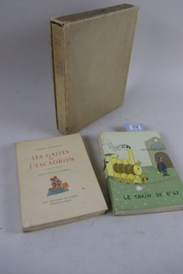 deux livres posés l'un à côté de l'autre sur une surface blanche