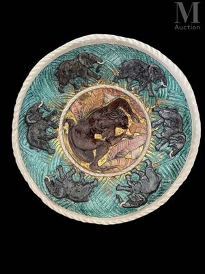 une image représentant une assiette décorative ornée d'éléphants