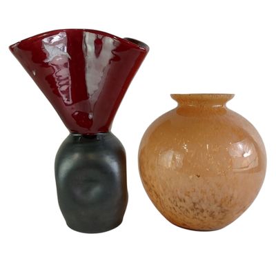 deux vases posés l'un à côté de l'autre sur une surface blanche