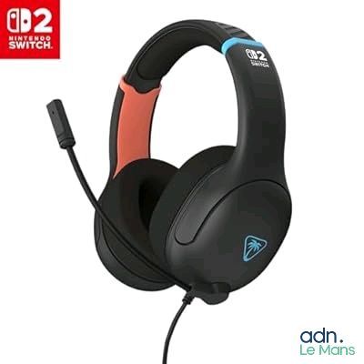 un gros plan d'un casque de jeu muni d'un micro, sur fond blanc