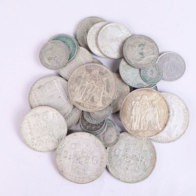 une pile de vieilles pièces de monnaie sur une surface blanche