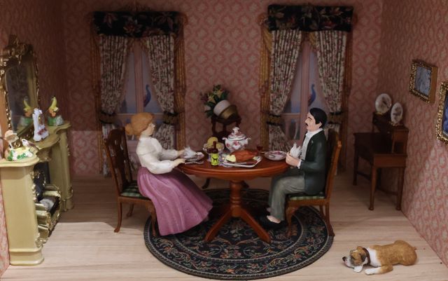 Diorama. Composition miniature, dans une vitrine en bois, vitre e...