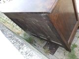 une armoire en bois marron posée à même le sol