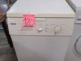 une machine à laver et un sèche-linge posés à même le sol