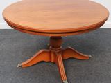 une table en bois à quatre pieds posée sur un sol recouvert de moquette