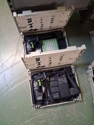 une boîte posée par terre dans laquelle se trouve une radio