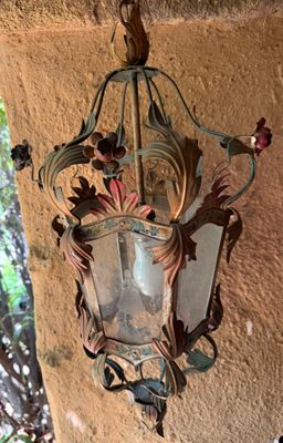 une lampe accrochée au mur