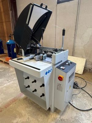 un gros plan d'une machine installée dans une pièce