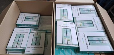 plusieurs boîtes d'appareils électroniques sont empilées les unes sur les autres