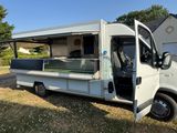 une photo d'un food truck garé dans l'herbe