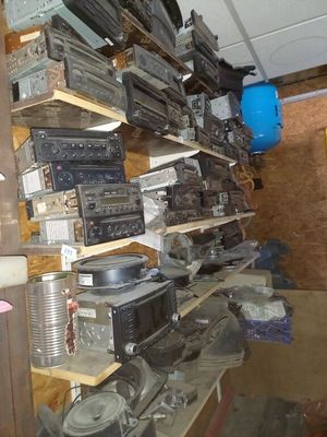 beaucoup d'appareils électroniques sur les étagères de la pièce