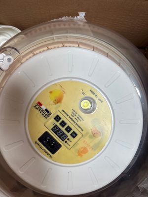 un récipient en plastique surmonté d'un bouton jaune
