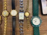 beaucoup de montres et de bracelets sur la table
